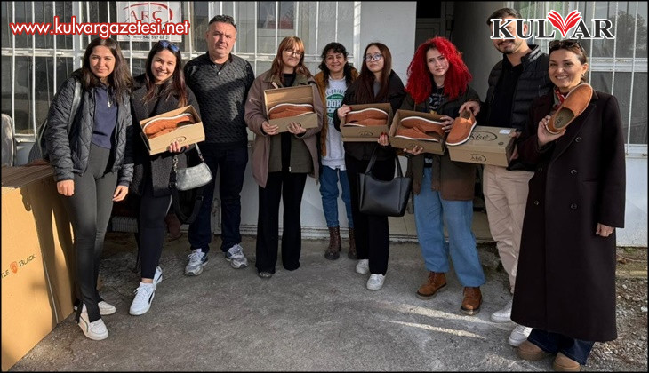 Öğrenciler babalarına ayakkabı yaptı