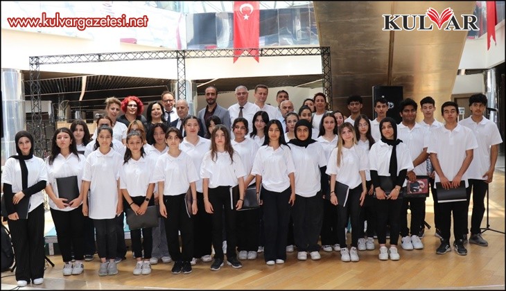 Öğrencilerden oluşan Türk Halk Müziği Korosu beğeni topladı