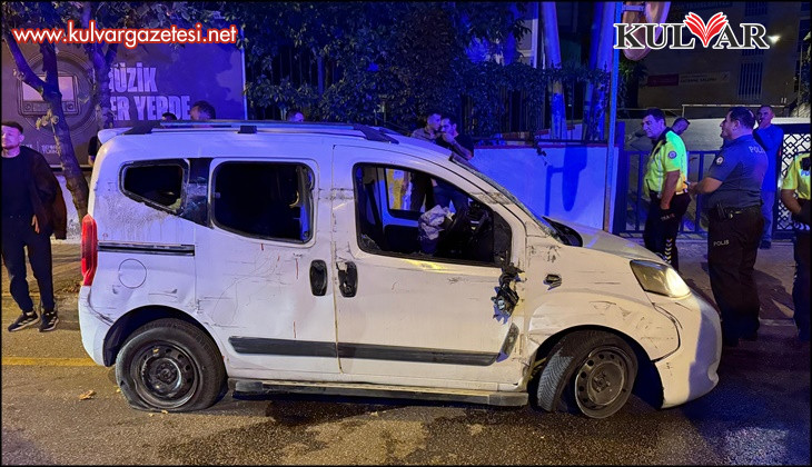 Otomobil 100 metre sürüklenip kaldırıma çarptı: 4 kişi yaralandı, 2 kişi olay yerinden kaçtı