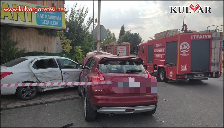 Otomobil önce seyir halindeki araca sonrasında ise direğe çarparak durabildi; 3 yaralı