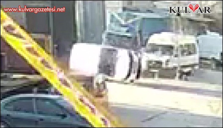 Otomobille çarpışan hafif ticari araç devrildi