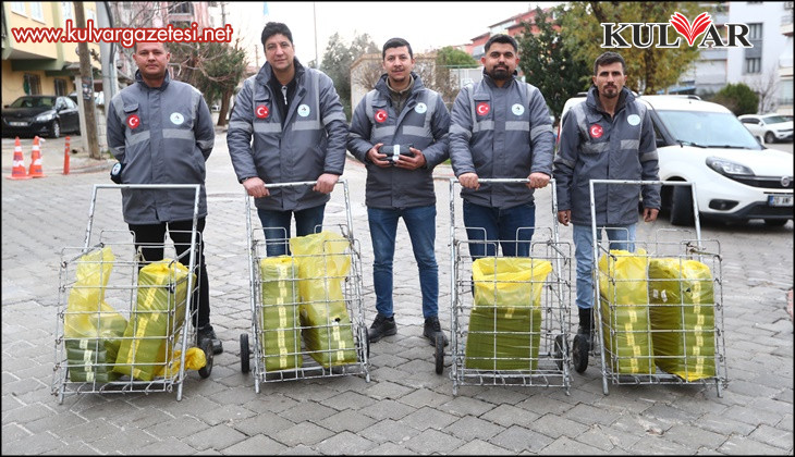 PAMUKKALE’DE ÇÖP POŞETLERİ SÜREKLİ DAĞITILIYOR