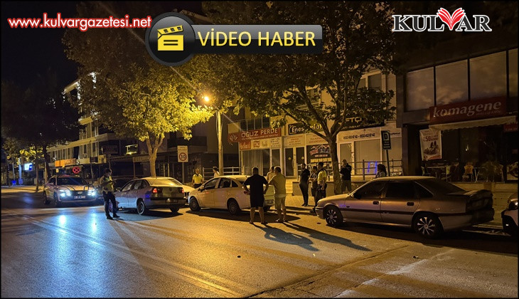 Park halindeki 2 araca çarpan otomobil sürücüsü olay yerinden kaçtı