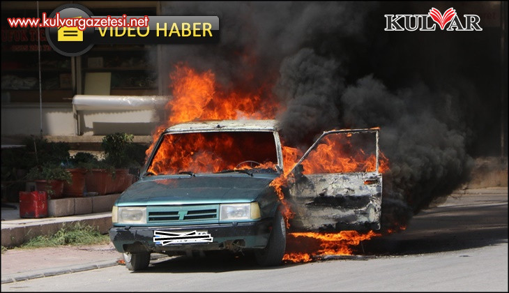 Park halindeki araç bir anda alev aldı