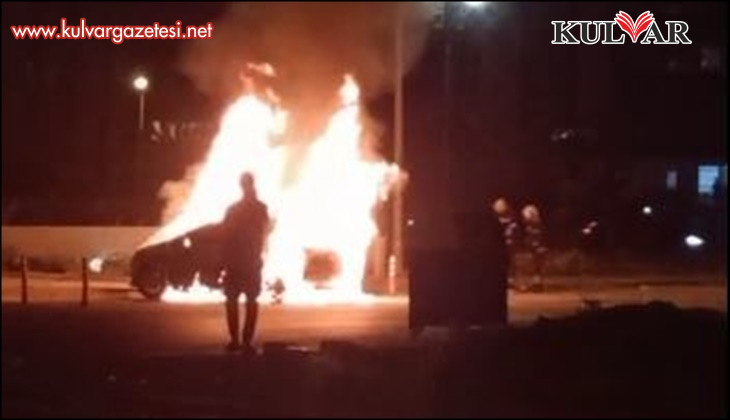 Park halindeki otomobil alevlere teslim oldu