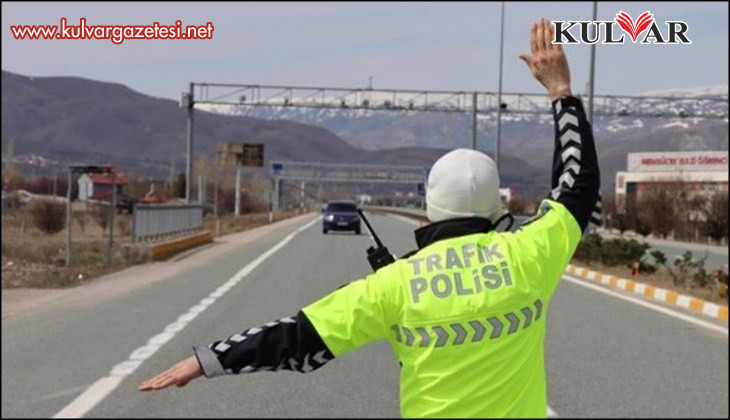 Polisin ‘dur’ ihtarını uymayan ehliyetsiz sürücüye 542 bin lira ceza