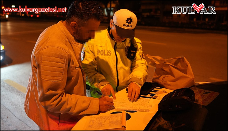 Polisten 'babalık' yapmasını isteyen alkollü sürücü gazetecinin şarjının bitmesini diledi