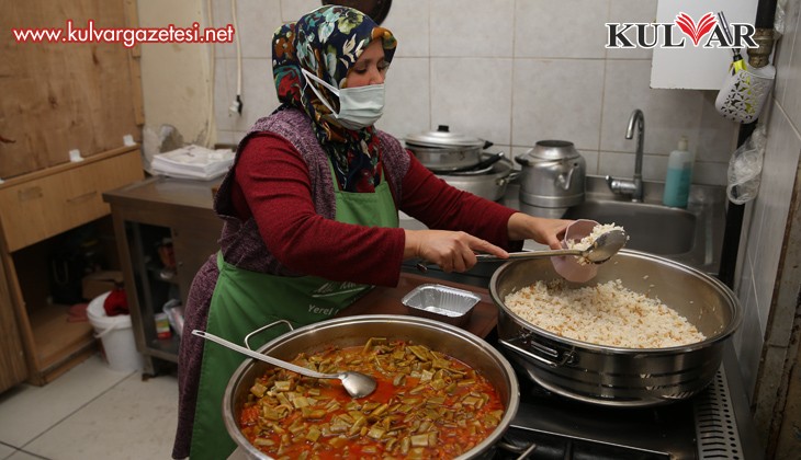 Ramazan'da ihtiyaç sahiplerine sıcak iftar yemeği ulaştırılıyor