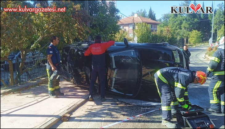 Refüje çarpan otomobil yan yattı; 2 yaralı