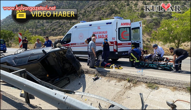 Refüje çarparak takla atan Tofaş kullanılmaz hale geldi: 4 yaralı