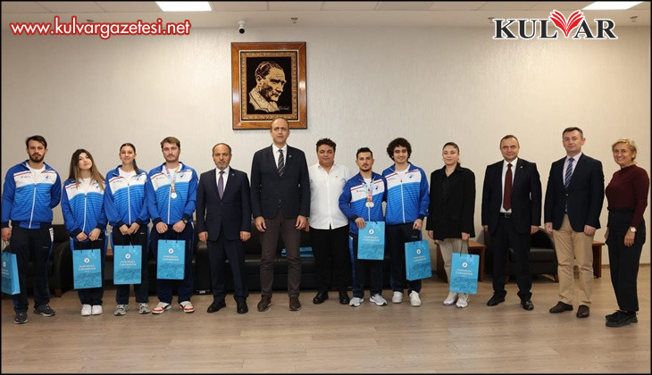 Rektör Güngör, PAÜ’lü Sporculara Hediye Takdiminde Bulundu