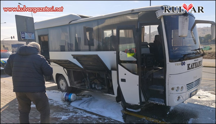 Seyir halindeki işçi servisi alev aldı