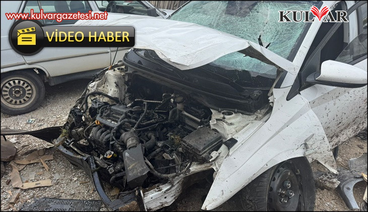 Süratle kavşağa giren otomobil heykelleri biçerek metrelerce havaya uçtu