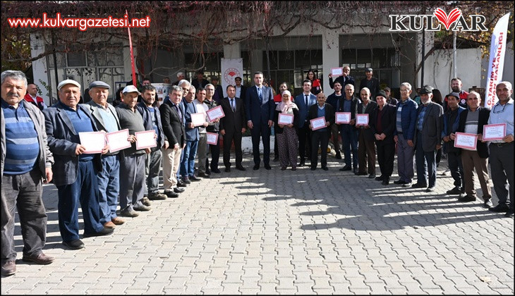 Tavas'ta zeytin seferberliği kapsamında açılan Tarla Okulu ilk mezunlarını verdi