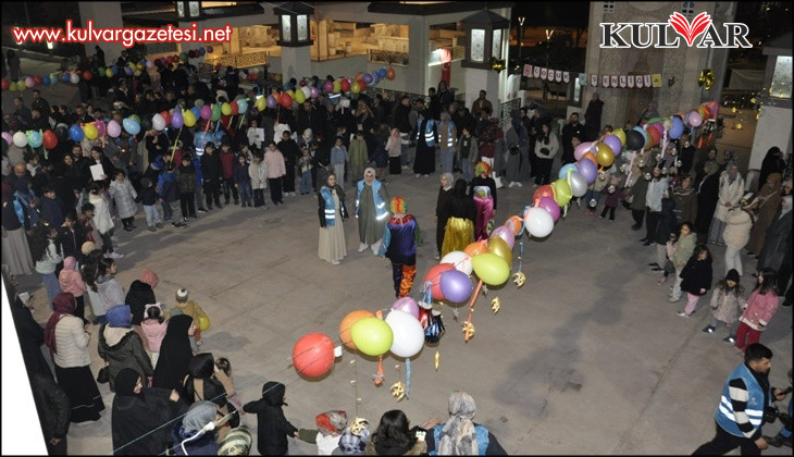 Teravih sonrası cami avlusunda çocuk şenliği düzenlendi