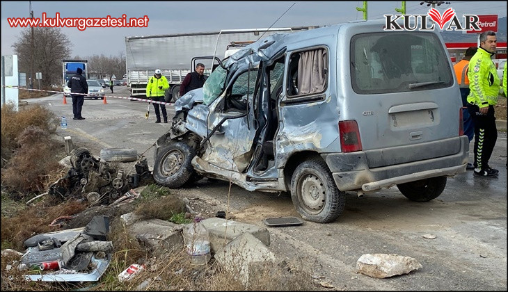 Tır ile hafif ticari aracın çarpıştığı kazada yaşlı adam hayatını kaybetti