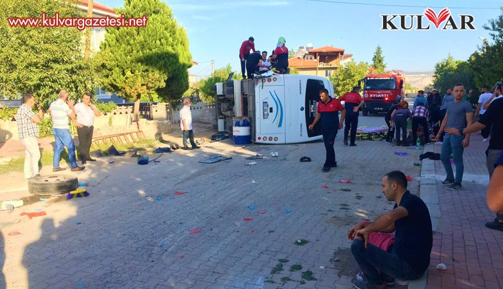 Tır kontrolsüz kavşakta işçi servisine çarptı: 2’si ağır 17 kişi yaralandı