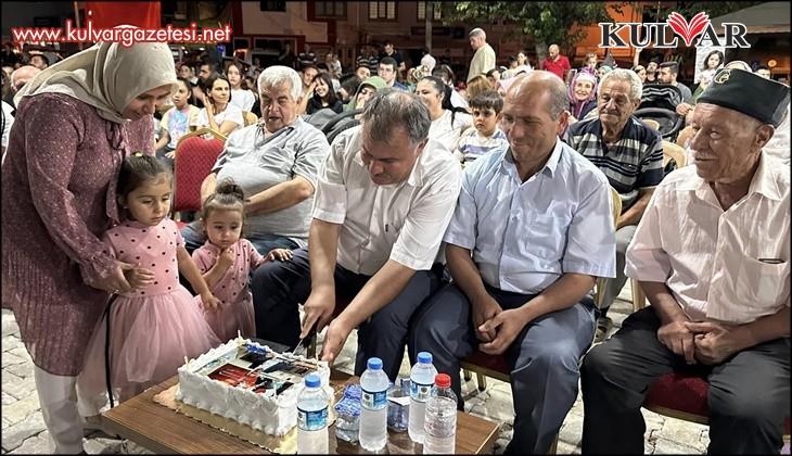 Tiyatro gösterisini izleyen Başkan Pütün’e sürpriz doğum günü kutlaması