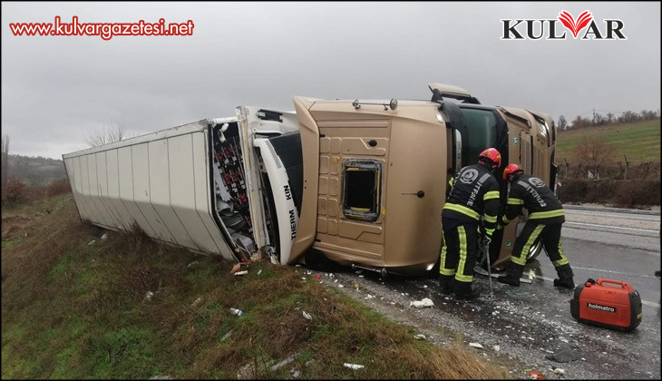 Yağış nedeniyle kontrolden çıkan tır devrildi; 1 yaralı