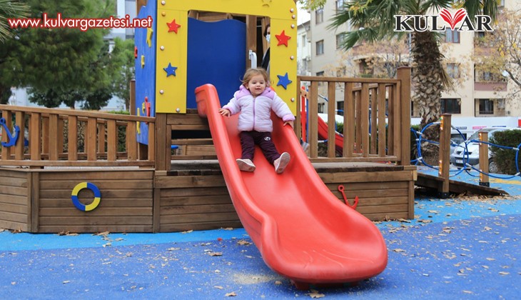 Yenilenen parklar çocukların kullanımına hazır