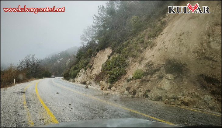 Yoğun yağış sebebiyle kayan topraklar yolları kapattı