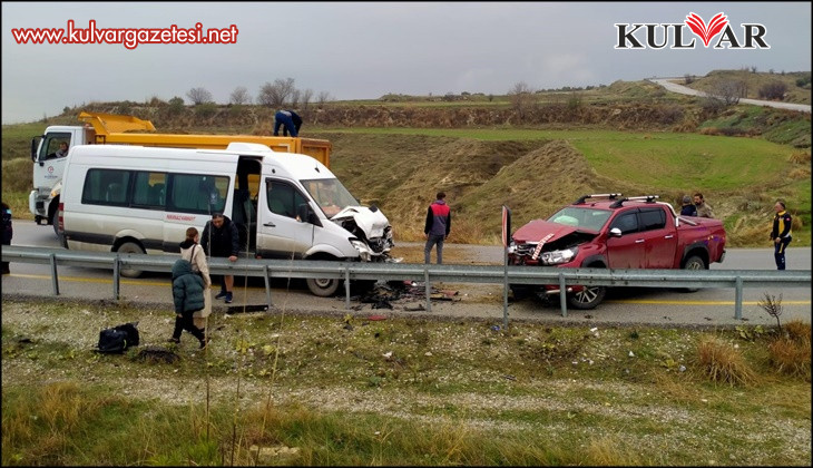 Yolcu minibüsü ile pickup kafa kafaya çarpıştı; 5 yaralı