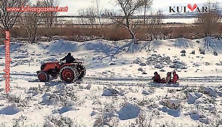  Yollar buz pistine dönünce vatandaş traktörle sörf yaptı
