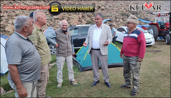 Yörükler 7 asırlık göç geleneğini Sanrıdas Dağı'nın 2 bin 300 rakımlı zirvesinde yaşattı