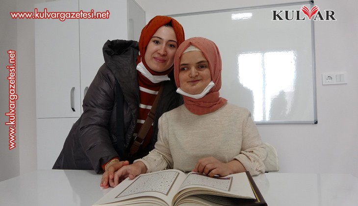 Yüzde 80 görme engelli genç kız, azmiyle 3 ayda Kur'an öğrendi